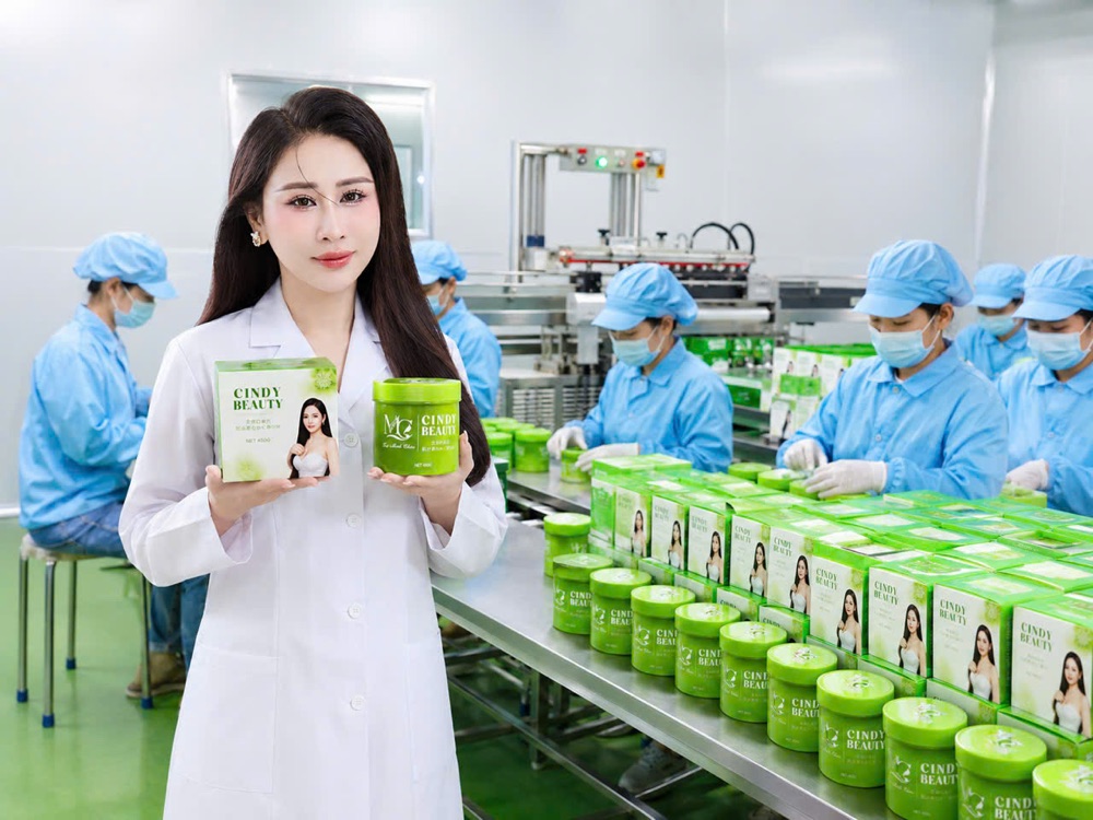 Nhân viên kiểm tra và đóng gói Kem Body Cindy Beauty