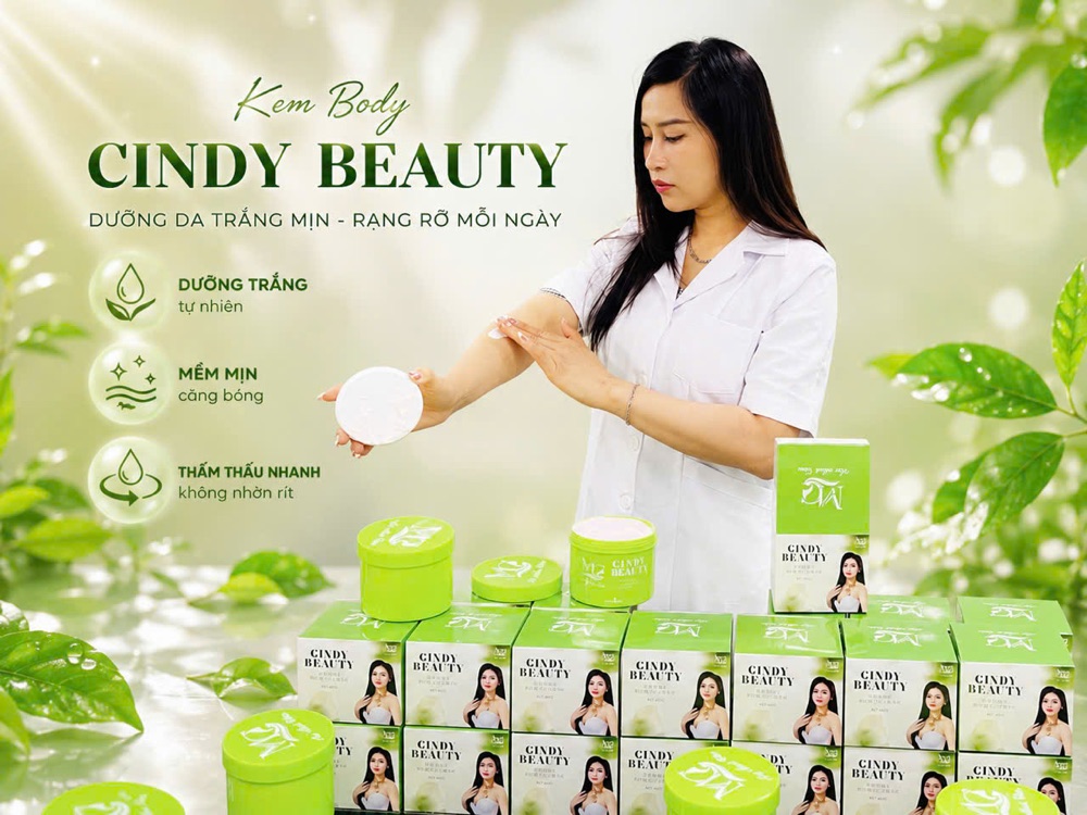 Kem Body Cindy Beauty mở nắp trên tay, thể hiện kết cấu kem